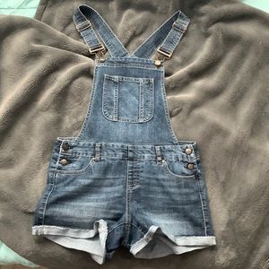 This has only been worn once and it’s super cute!